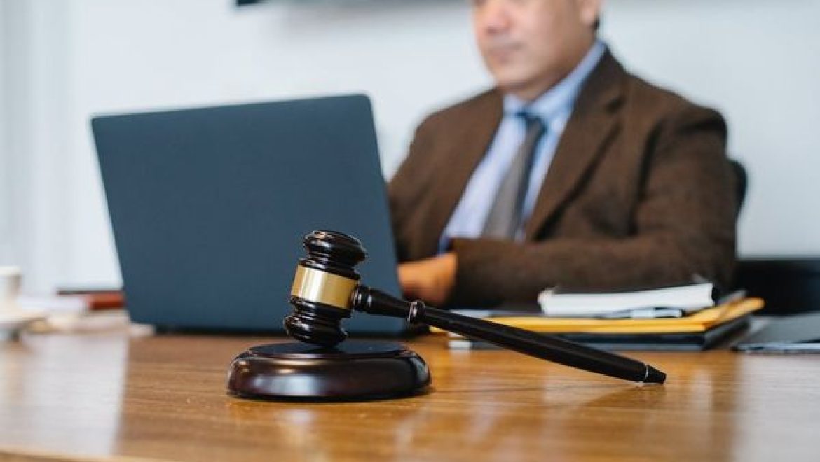 התמודדות עם בעיות בעבודה: איך עורך דין דיני עבודה יכול לעזור
